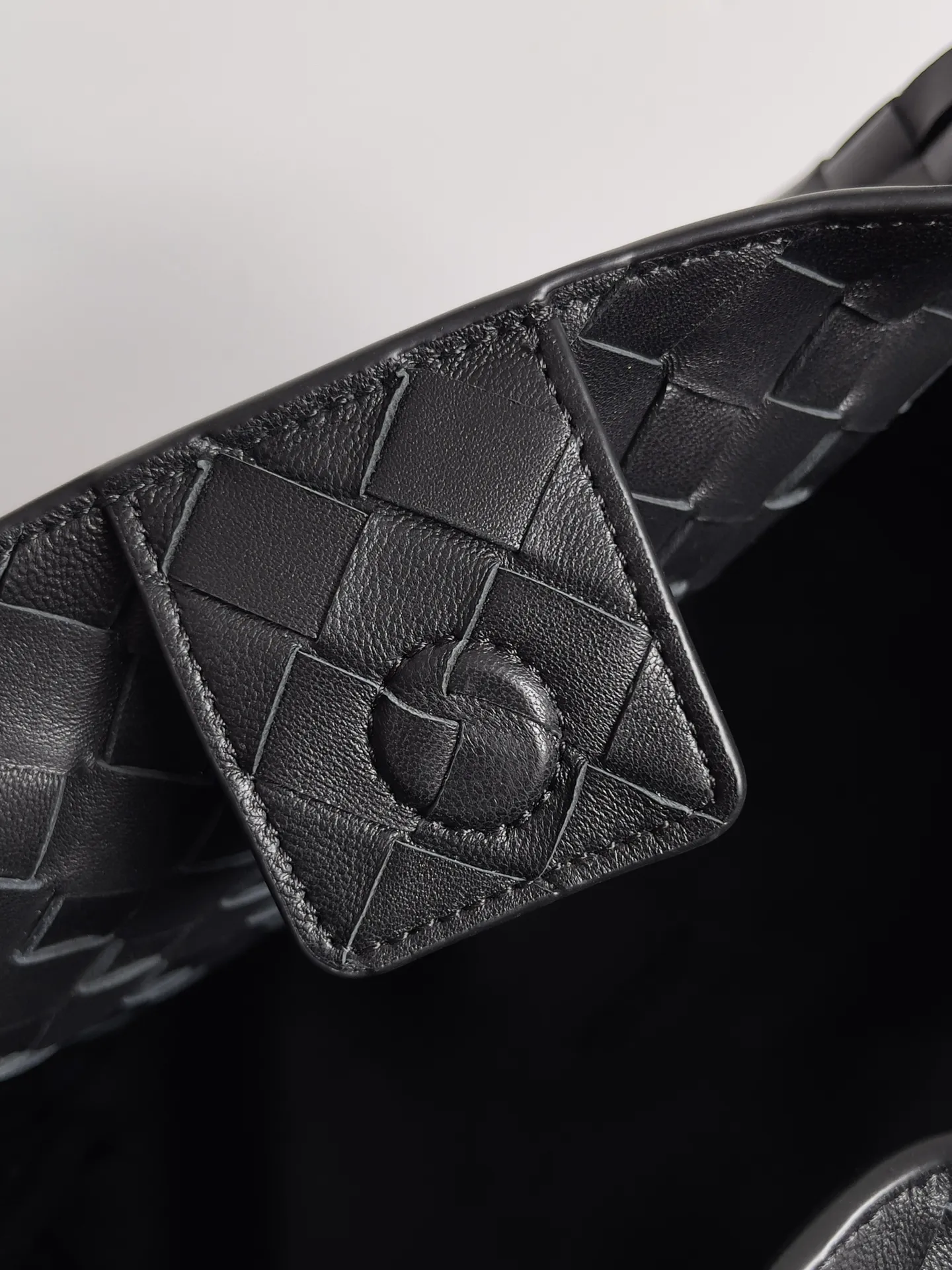 Batch 2660 24 early autumn new model Andiamo Parachute is made of a whole piece of woven leather. It is processed by folding stitching at the four corners. # Craftsmanship and creativity. The large size is atmospheric and practical. One of the must-selects for BV. It has a large space, can hold a computer, the shoulder strap is thick, and the upper shoulder is very comfortable. The large parachute can be carried on the body and can be carried on the body. The upper body is versatile and cute☺️ Style number: 796571 Size: 30*26*20cm